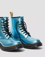 Lade das Bild in den Galerie-Viewer, Dr. Martens 8-Loch Stiefel VEGAN 1460 METALLIC ANKLE BOOTS Goldmix Blau 25279400