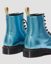 Lade das Bild in den Galerie-Viewer, Dr. Martens 8-Loch Stiefel VEGAN 1460 METALLIC ANKLE BOOTS Goldmix Blau 25279400
