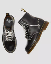 Lade das Bild in den Galerie-Viewer, Dr. Martens 8-Loch Stiefel 1460 STUD LEATHER ANKLE BOOTS Schwarz Black Echtleder Nieten