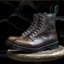 Lade das Bild in den Galerie-Viewer, Solovair Schuhe Shoes Boots Stiefel 8-Loch Leder Gaucho Crazy Horse Made in England