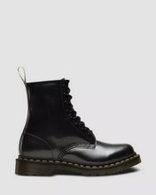 Lade das Bild in den Galerie-Viewer, Dr. Martens 8-Loch Stiefel 1460 VEGAN CHROME Gunmetal Paint Metallic 23922029