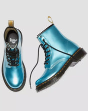 Lade das Bild in den Galerie-Viewer, Dr. Martens 8-Loch Stiefel VEGAN 1460 METALLIC ANKLE BOOTS Goldmix Blau 25279400