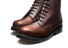 Lade das Bild in den Galerie-Viewer, Solovair Schuhe Shoes Boots Stiefel 8-Loch Leder Gaucho Crazy Horse Made in England