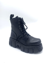 Lade das Bild in den Galerie-Viewer, New Rock Boots Stiefel Plateu Echtleder 8 Loch (weiches, feinnarbiges Leder)
