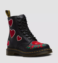 Lade das Bild in den Galerie-Viewer, Dr.Martens 8-Loch Stiefel 1460 PASCAL PAILLETTEN HERZEN Black Echtleder Limited Edition
