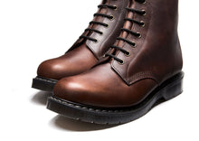 Lade das Bild in den Galerie-Viewer, Solovair Schuhe Shoes Boots Stiefel 8-Loch Leder Gaucho Crazy Horse Made in England
