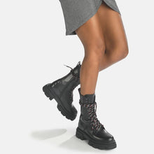 Lade das Bild in den Galerie-Viewer, BUFFALO Sue Boot Flat Premium-Kalbsleder, schwarz
