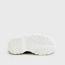 Lade das Bild in den Galerie-Viewer, Buffalo London Classic Boots Shoes Plateau Schuhe 90er Weiß Lackleder Shiney
