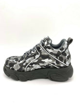 Lade das Bild in den Galerie-Viewer, Buffalo Boots Shoes Sneaker Plateau Schuhe 90er Camouflage Military Design
