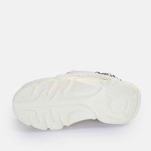 Lade das Bild in den Galerie-Viewer, Buffalo Boots CLD Corin Chain 2.0 Sneaker Low vegan, weiß/silber
