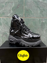 Lade das Bild in den Galerie-Viewer, Buffalo Classic 1340-14 2.0 Black Patent Schwarz Lack Shiny Boots Shoes Plateau Schuhe 90er (Limited by ModeRockCenter)
